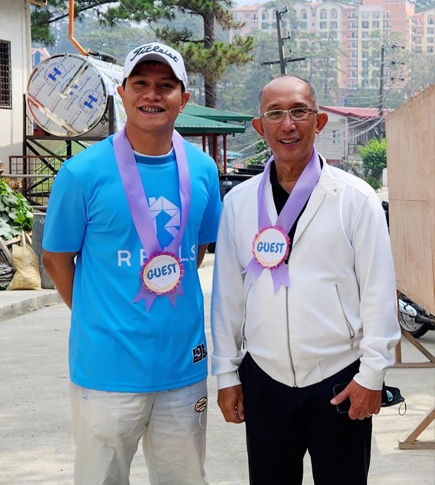 Roman joe Anoso with mayor Benjie Magalong in a Charity work